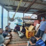 Ketua AJK, Theo Bernadhi mewawancarai kelompok nelayan di Kendawangan, Selasa, 23 April 2024. Foto Abdul Salim