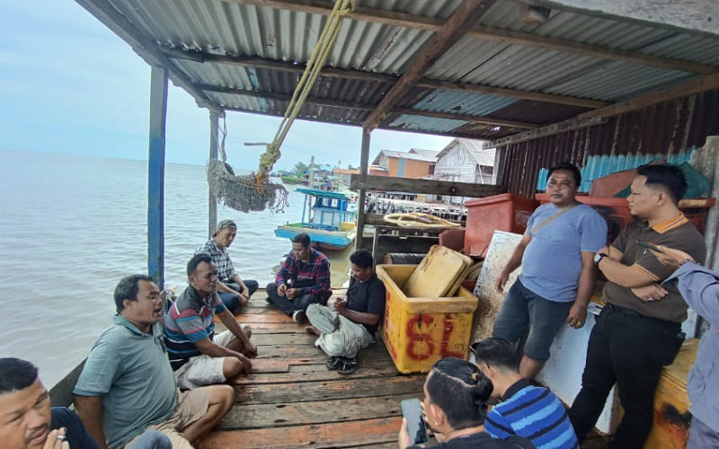 Ketua AJK, Theo Bernadhi mewawancarai kelompok nelayan di Kendawangan, Selasa, 23 April 2024. Foto Abdul Salim