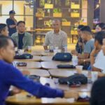 Para wartawan yang tergabung di AJK, mendengar keluhan sejumlah tokoh masyarakat dan pemuda Air Upas, Selasa, 23 April 2024 malam. Foto Abdul Salim