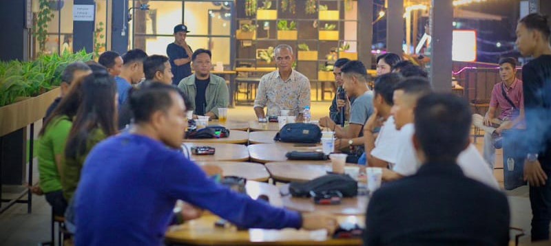 Para wartawan yang tergabung di AJK, mendengar keluhan sejumlah tokoh masyarakat dan pemuda Air Upas, Selasa, 23 April 2024 malam. Foto Abdul Salim