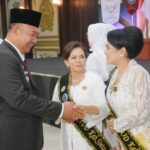 Bupati Ketapang Alexander Wilyo memberi ucapan selamat kepada Ketua TP PKK Lusia Dewi