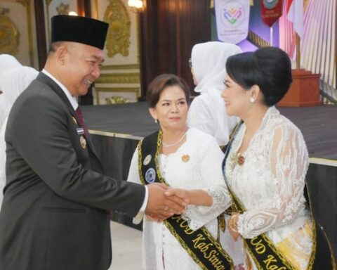 Bupati Ketapang Alexander Wilyo memberi ucapan selamat kepada Ketua TP PKK Lusia Dewi