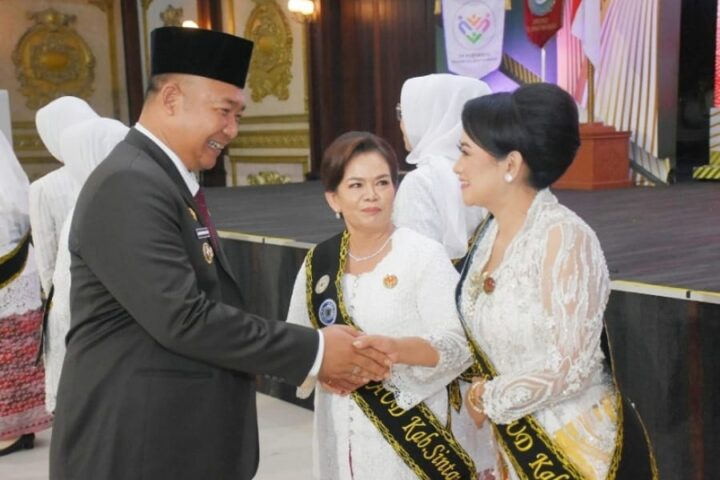 Bupati Ketapang Alexander Wilyo memberi ucapan selamat kepada Ketua TP PKK Lusia Dewi
