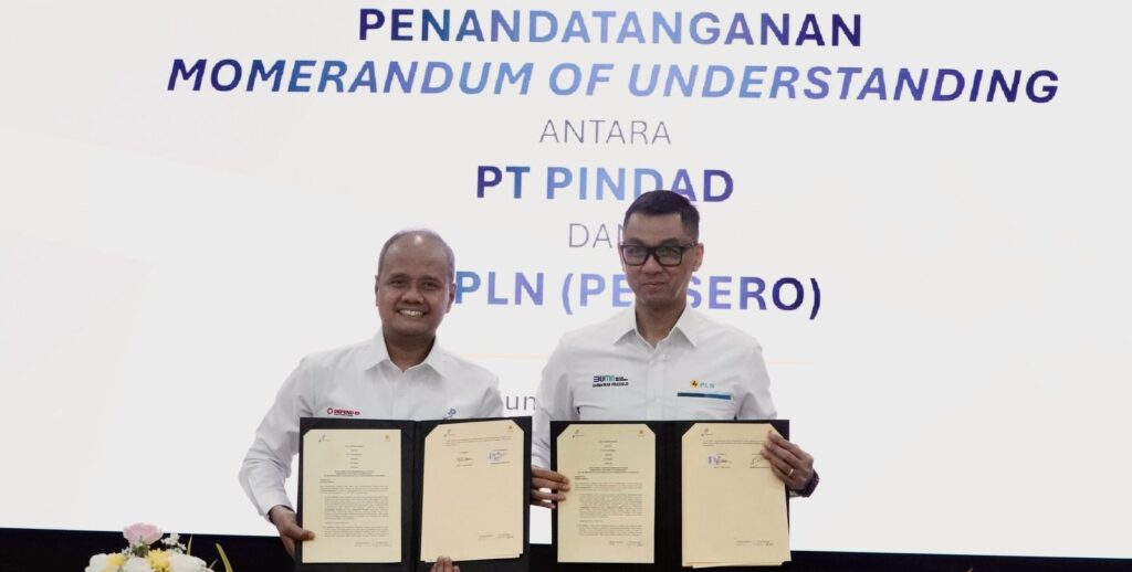 Dirut PLN, Darmawan Prasodjo (kanan) menandatangani MoU dengan PT Pindad, Sigit P Santosa untuk kerja sama studi pengembangan potensi pembangkit pikohidro dan mikrohidro alam mendukung elektrifikasi dan transisi energi di Indonesia.