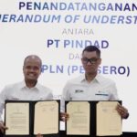Dirut PLN, Darmawan Prasodjo (kanan) menandatangani MoU dengan PT Pindad, Sigit P Santosa untuk kerja sama studi pengembangan potensi pembangkit pikohidro dan mikrohidro alam mendukung elektrifikasi dan transisi energi di Indonesia.