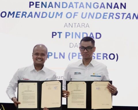 Dirut PLN, Darmawan Prasodjo (kanan) menandatangani MoU dengan PT Pindad, Sigit P Santosa untuk kerja sama studi pengembangan potensi pembangkit pikohidro dan mikrohidro alam mendukung elektrifikasi dan transisi energi di Indonesia.