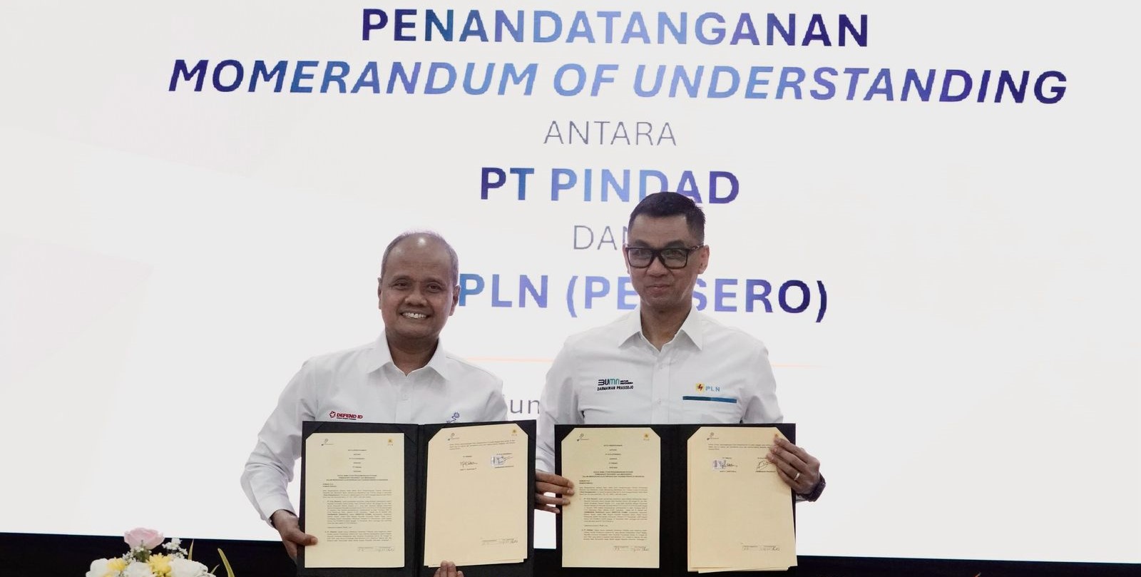 Dirut PLN, Darmawan Prasodjo (kanan) menandatangani MoU dengan PT Pindad, Sigit P Santosa untuk kerja sama studi pengembangan potensi pembangkit pikohidro dan mikrohidro alam mendukung elektrifikasi dan transisi energi di Indonesia.