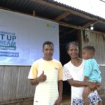 Keluarga penerima manfaat Program Light Up The Dream di Kelurahan Naioni, Kecamatan Alak, Kota Kupang, Nusa Tenggara Timur tersenyum bahagia.