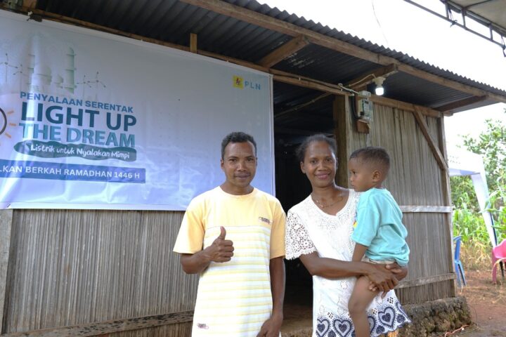 Keluarga penerima manfaat Program Light Up The Dream di Kelurahan Naioni, Kecamatan Alak, Kota Kupang, Nusa Tenggara Timur tersenyum bahagia.