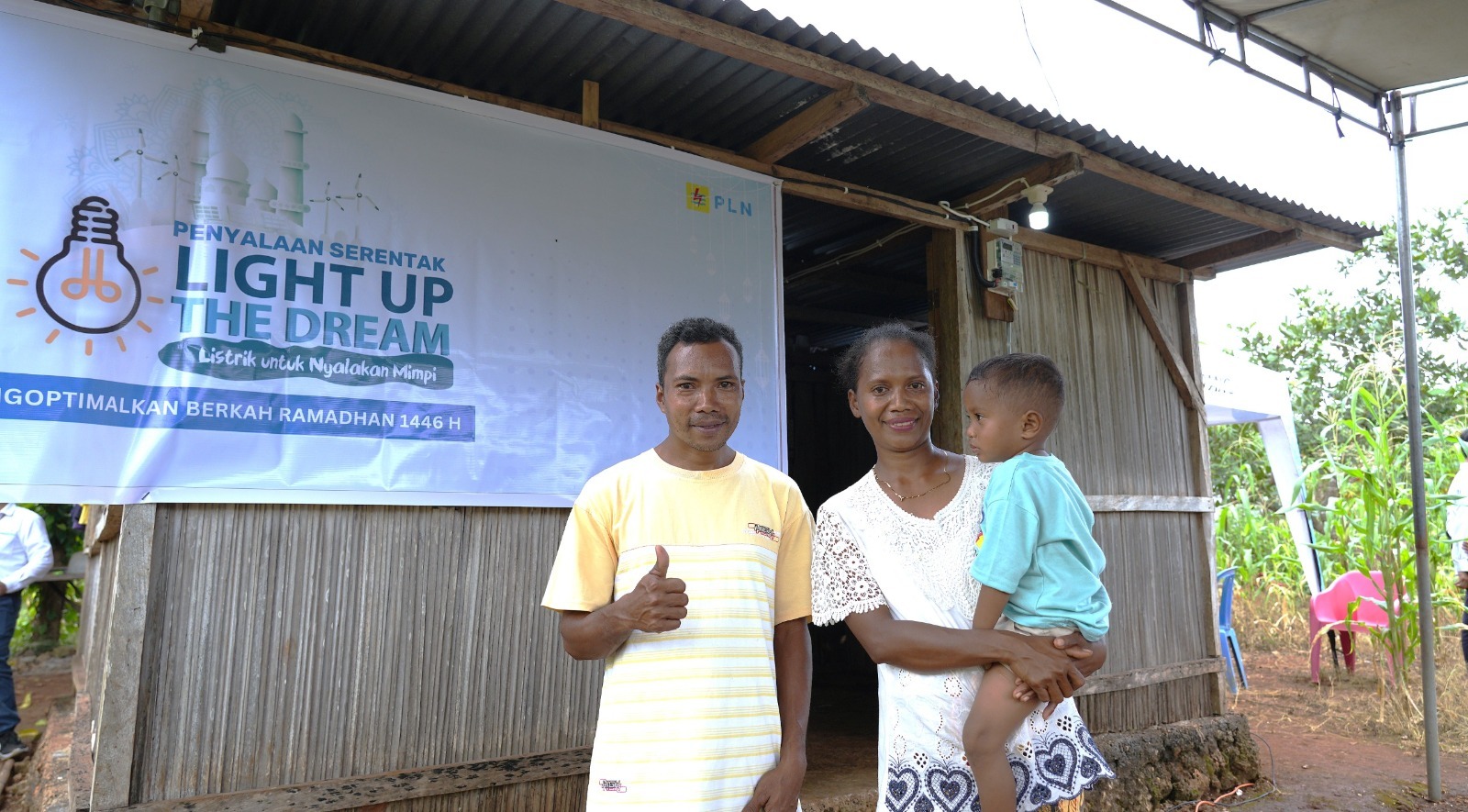 Keluarga penerima manfaat Program Light Up The Dream di Kelurahan Naioni, Kecamatan Alak, Kota Kupang, Nusa Tenggara Timur tersenyum bahagia.