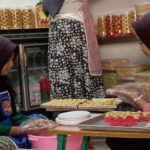 Pegawai Toko Jajanan Falifa memproduksi kue kering. UMKM binaan PLN ini sukses menaikan omzetnya.