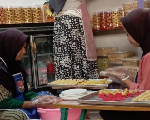 Pegawai Toko Jajanan Falifa memproduksi kue kering. UMKM binaan PLN ini sukses menaikan omzetnya.