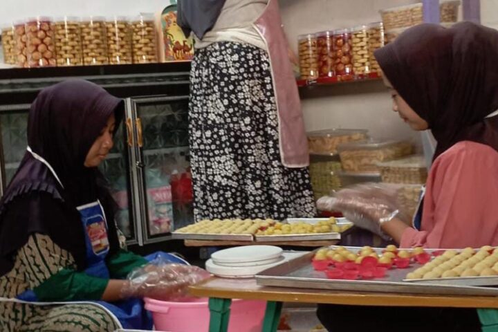 Pegawai Toko Jajanan Falifa memproduksi kue kering. UMKM binaan PLN ini sukses menaikan omzetnya.