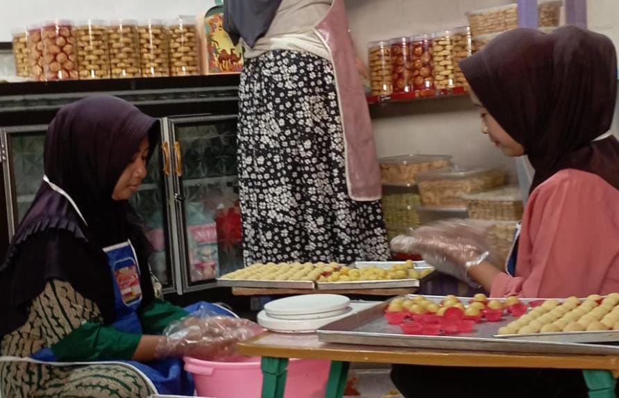 Pegawai Toko Jajanan Falifa memproduksi kue kering. UMKM binaan PLN ini sukses menaikan omzetnya.